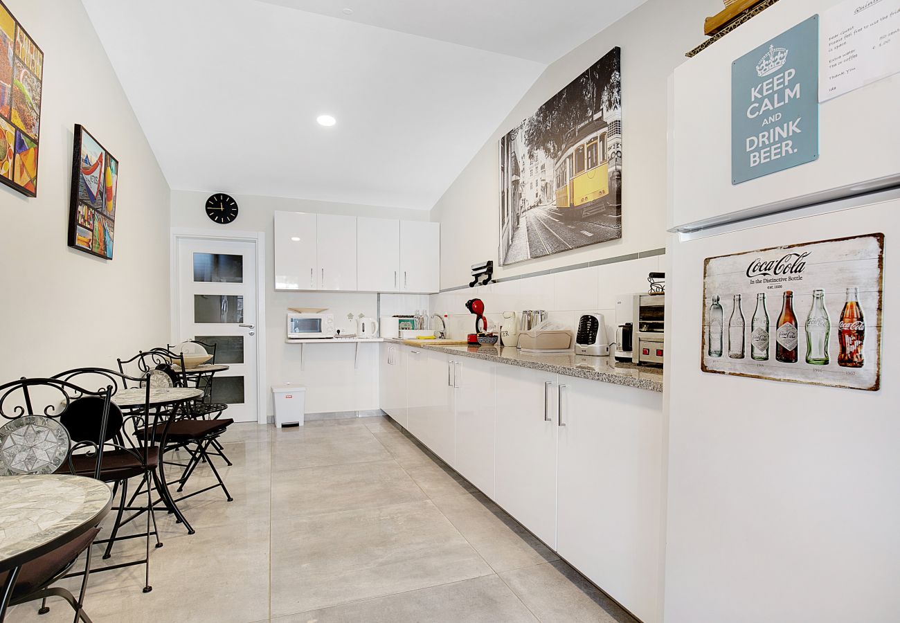 Rent by room in Lagoa - QA D1