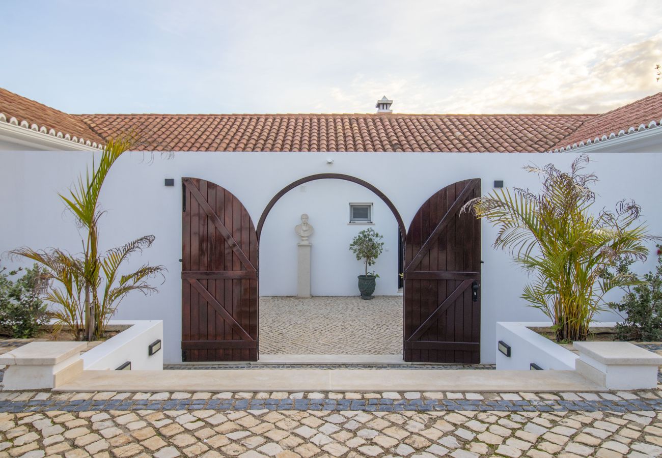 Villa/Dettached house in Lagoa - Modern, luxury 4 bedroom villa with annex